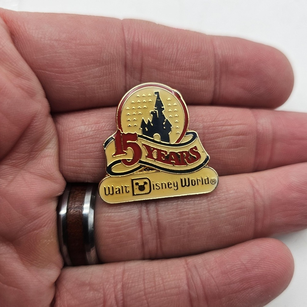 Vintage Disney Walt Disney World 15 Years Castle‎ Pin Gold Red 1986 Souvenir